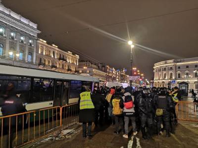Алексей Навальный - В Петербурге на стихийной акции уже задержаны 108 человек. В автозаки — очередь - znak.com - Санкт-Петербург