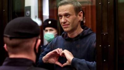 Алексей Навальный - Алексей Навальный приговорен к 3,5 годам в колонии: "Кремль запугивает россиян" - vesty.co.il - Москва