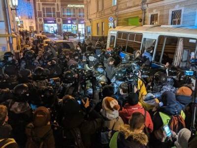 Алексей Навальный - Фото дня: протестующие в России стоят в очереди в автозаки (ФОТО) - enovosty.com - Москва - Санкт-Петербург