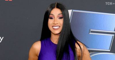 Cardi B с наклейками на сосках покрутила большими бедрами в "голом" луке - tsn.ua