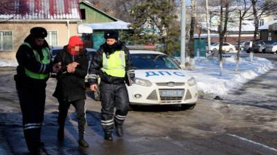 В Приморье пьяный мужчина угнал автобус и протаранил машины полиции - iz.ru - Приморье край - Хабаровск - Владивосток - Артем