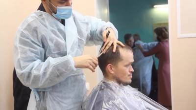 Андрей Еганов - Социальный барбершоп: в Уфе открыли парикмахерскую для бездомных - mir24.tv - Уфа