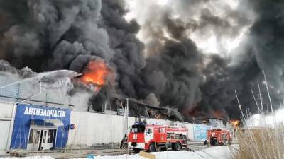 Сильный пожар вспыхнул на складе автозапчастей в Красноярске - vesti.ru - Москва - Красноярск