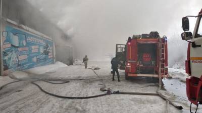 Склад автозапчастей на площади 3,5 тысяч квадратных метров полыхает в Красноярске — видео - 5-tv.ru - Россия - Красноярск
