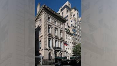 Аглая Чайковская - Генконсульство РФ в Нью-Йорке пожаловалось на облившего краской здание вандала - politros.com - Россия - США - Нью-Йорк - Нью-Йорк