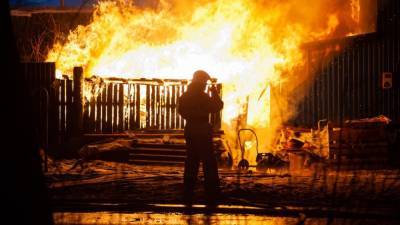 Трое пожарных исчезли во время ликвидации возгорания на складе в Красноярске - newinform.com - Красноярск