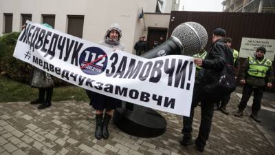 Владимир Зеленский - Виктор Медведчук - Тарас Козак - Президент Украины ввёл санкции против трёх "телеканалов Медведчука" - svoboda.org