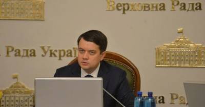 Владимир Зеленский - Дмитрий Разумков - Тарас Козак - Не поддержавшим запрет "112 Украина", NewsOne и ZiK оказался Разумков - delo.ua