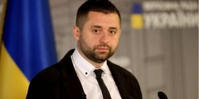 Владимир Зеленский - Давид Арахамия - Тарас Козак - У Слуги народа пока нет никакой позиции по блокированию 112 Украина, ZIK и NewsOne — Арахамия - nv.ua
