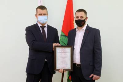 Дмитрий Аверов - Дмитрий Аверов вручил свидетельство резидента ОЭЗ «Липецк» компании «Август Логистика» - lipetskmedia.ru - Липецкая обл. - Липецк
