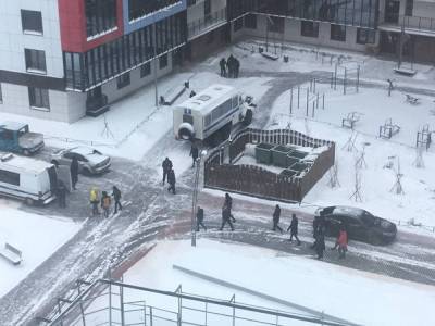 В Петербурге в ЖК «Я — романтик» более 20 человек погрузили в автозаки - znak.com - Ленинградская обл. - Санкт-Петербург