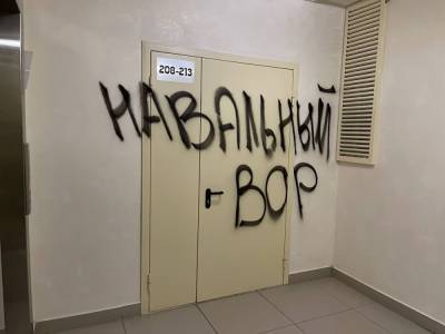 Владимир Путин - Алексей Навальный - В Екатеринбурге подъезд дома исписали ругательствами про Путина и Навального - znak.com - Екатеринбург