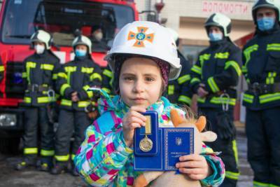 В Киеве 4-летнюю девочку наградили орденом "За доброе дело": спасла от пожара – фото - 24tv.ua - Киев - Гсчс