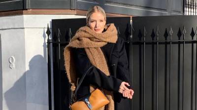 Анджелина Джоли - Louis Vuitton - Черное пальто, карамельный шарф и дутые сапожки Louis Vuitton: стильный выход немки Леони Ханне - 24tv.ua