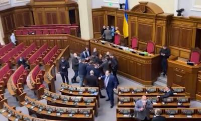 Давид Арахамия - Сергей Лещенко - Алексей Гончаренко - "Слуги" заблокировали трибуну Рады: Охраняют от ОПЗЖ - news.bigmir.net