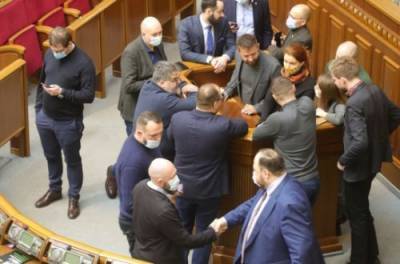 «Слуги народу» блокували трибуну Ради, щоб не пустити туди ОПЗЖ - from-ua.com - Украина - Україна