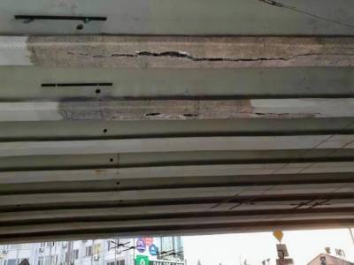 В Киеве на мосту у станции метро "Нивки" обнаружили глубокую трещину. Его ремонтировала турецкая компания - gordonua.com - Киев