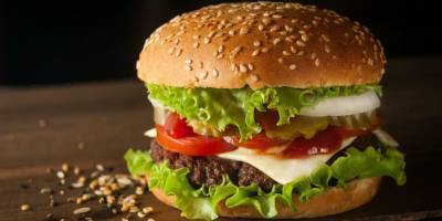 С котлетой из растительного мяса. McDonald’s начал продавать веганские бургеры в Европе - nv.ua - Швеция - Дания