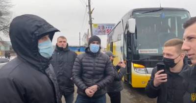 Нацкорпус остановил автобус с группой поддержки "телеканалов Медведчука" (ВИДЕО) - dsnews.ua - Киев - Харьковская обл.