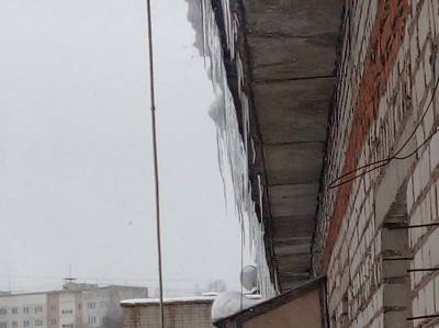 «Прямо перед коляской упала глыба снега». Смолянка в соцстеях пожаловалась на ЖЭУ - rabochy-put.ru - Смоленск