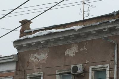 Напротив саратовского правительства опасно нависли глыбы льда - saratov.mk.ru - Саратовская обл. - Саратов
