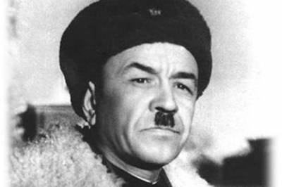 Адольф Гитлер - Почему Сталин разрешал советским генералам носить усы, как у Гитлера - russian7.ru - Советск