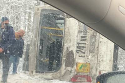Маршрутный автобус с пассажирами перевернулся на Приморском шоссе - spb.mk.ru - Санкт-Петербург - Зеленогорск