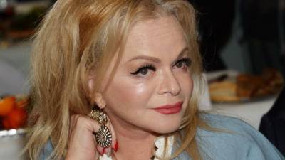 Лариса Долина - Фото 65-летней Ларисы Долиной в мини-юбке произвело фурор в Сети - nation-news.ru