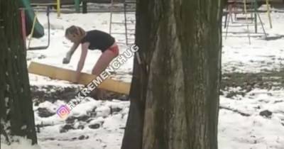 Размахивала ножом и пыталась убить доску: в Кременчуге полуголая девушка переполошила горожан (видео - tsn.ua - Полтавская обл. - Кременчуг
