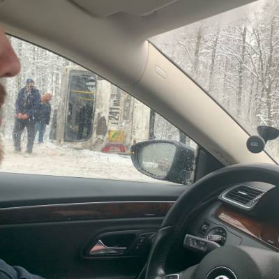 На Приморском шоссе автобус с пассажирами съехал в кювет и перевернулся, есть погибший - ivbg.ru - Зеленогорск