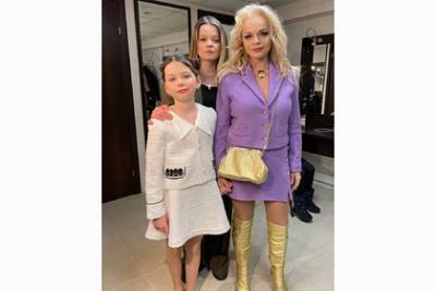 Лариса Долина - Внешний вид Ларисы Долиной в мини-юбке удивил поклонников - lenta.ru