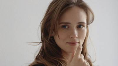 Анна Кошмал - 26-летняя Анна Кошмал опубликовала архивное фото со съемок сериала "Сваты" - nation-news.ru