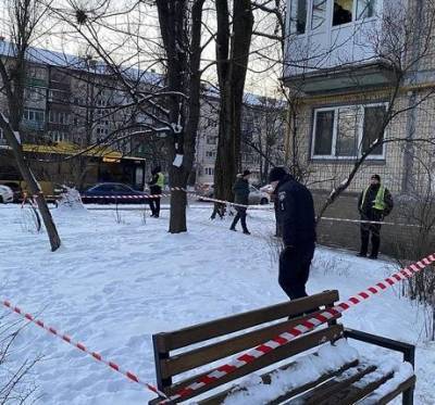 В столице мужчина с балкона открыл стрельбу по прохожим - enovosty.com - Киев