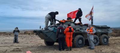 БТР-80 форсировал Керченский пролив в память о героях Эльтигенского десанта - runews24.ru - Крым - Саратов - Керчь