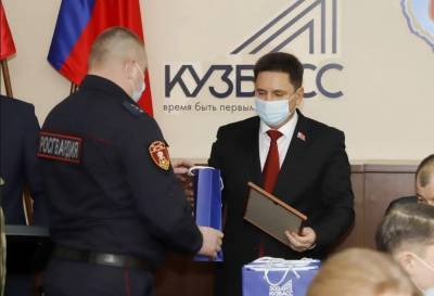 Власти Кузбасса наградили росгвардейцев за работу после акций протеста. Но скрыли их имена - znak.com - Кемеровская обл.