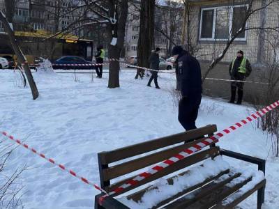 "Ходят подозрительные лица". В Киеве патрульные задержали мужчину, который стрелял с балкона по прохожим - gordonua.com - Киев