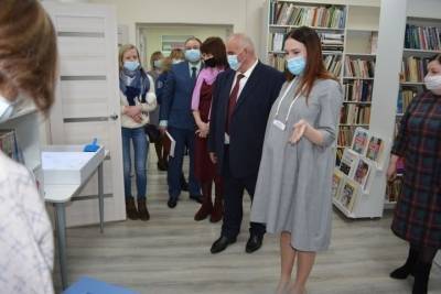 Сергей Ситников - Сергей Ситников посетил первую в Костромской области модельную библиотеку - kostroma.mk.ru - Костромская обл. - Кострома