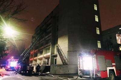 В Запорожье горела больница с COVID-пациентами: есть жертвы, людей выносили на руках (видео, фото) - newsone.ua - Запорожье