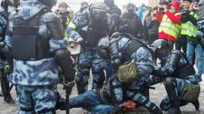 Алексей Навальный - Ассоциации критиков требуют остановить полицейское насилие - svoboda.org