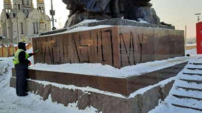 Задержан написавший на памятнике "Навальному свободу!" - svoboda.org - Приморье край - Владивосток - Южно-Сахалинск