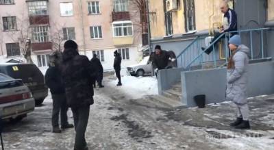 В Чебоксарах освободили землю от захватчиков парковки, которые ранее прогнали проверяющих - pg21.ru - Чебоксары