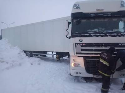 В Щучине буксировали городской автобус, в Гродно – карету скорой помощи. Как спасатели Гродненщины помогают жителям области в условиях непогоды - grodnonews.by