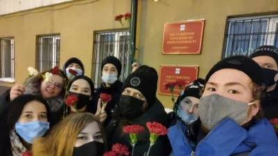 Алексей Навальный - У суда в Новосибирске возложили цветы после приговора Навальному - svoboda.org - Москва - Новосибирск - Омск