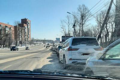 В Хабаровске начали продавать бензин за 100 рублей и места в очереди на АЗС - lenta.ru - Хабаровск