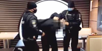 Мужчина, угрожавший взорвать McDonald’s в Одессе, пытался перерезать себе горло во время суда — СМИ - nv.ua - Приморье край - Одесса