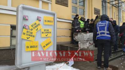 Нацкорпус устроил флэшмоб у офиса попавшего под санкции канала - news.bigmir.net