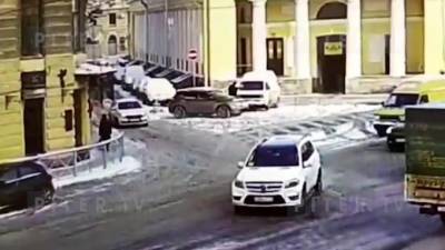 Две иномарки столкнулись на перекрестке Марата и Боровой - piter.tv