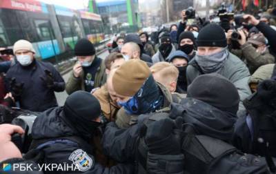 В Киеве под зданием телеканала «НАШ» протестующие подрались с полицией (ФОТО) - lenta.ua - Киев
