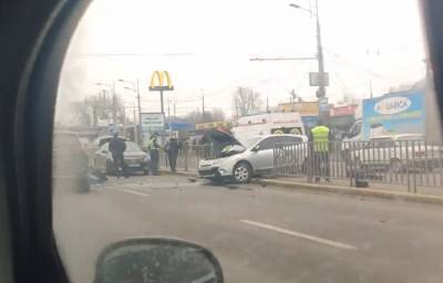 "Авто сильно помяло": водитель неудачно развернулся, устроив масштабное ДТП, кадры аварии - sport.politeka.net - Днепр