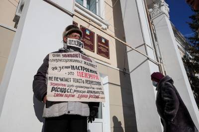 Алексей Навальный - В уральском селе 83-летний историк три месяца ходит в пикеты против цензуры и за свободу. Репортаж Znak.com - znak.com - Москва - Челябинская обл.